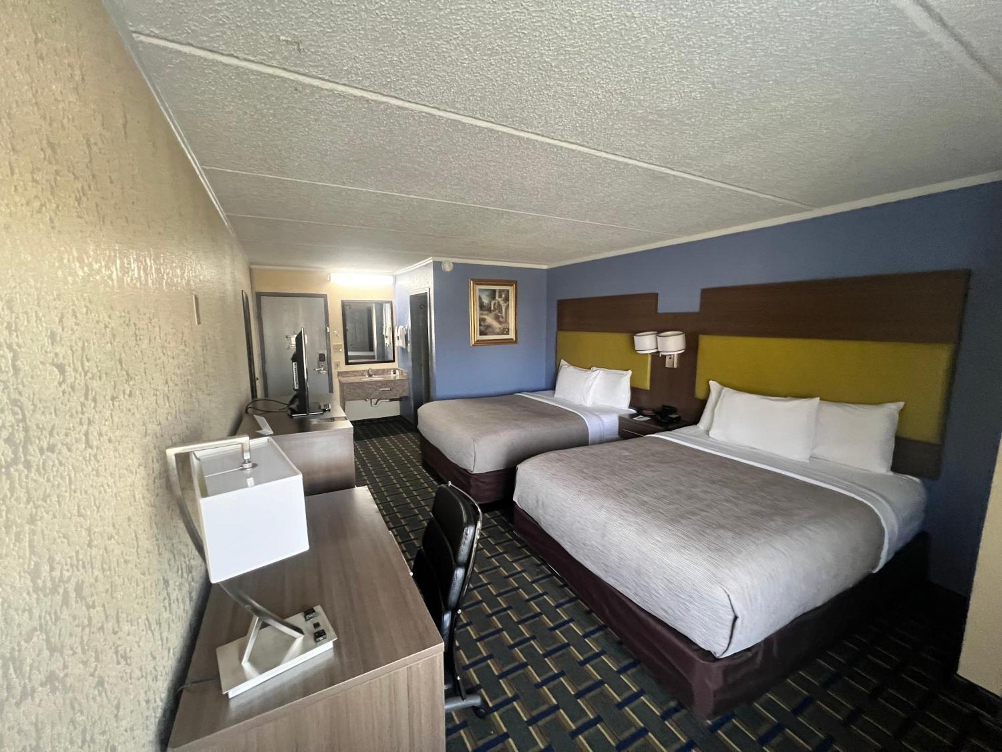Quality Inn & Suites Near Six Flags East Atlanta Exterior photo